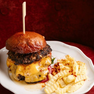 СМЕШБУРГЕР з двома хрумкими котлетами та сирним соусом