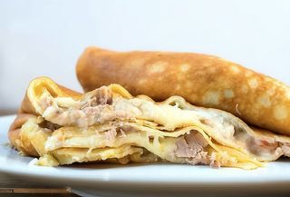 Crêpe con prosciutto crudo, stracchino e rucola