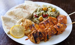 plato 2 Brocheta casera  shish tawokde pechuga casero 