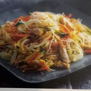 023 Spaghetti di riso saltati con pollo e verdure