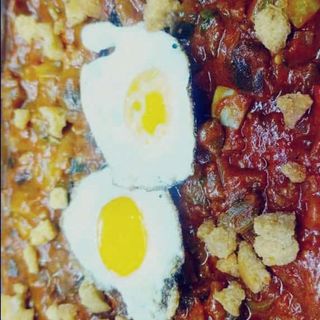 Ración de pisto con huevo frito