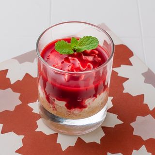 Cheesacake al bicchiere con salsa ai lamponi