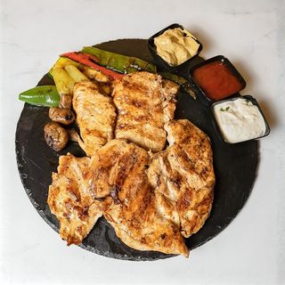 Pileći file i prilog po izboru