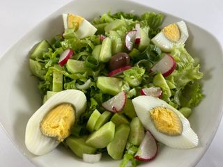 Зелена салата с яйце