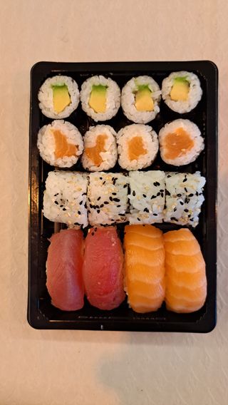 T523. Hossomaki e Nigiri de Salmão