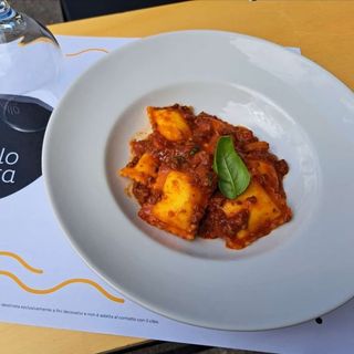ravioli al sugo e basilico con parmigiano + acqua piccola
