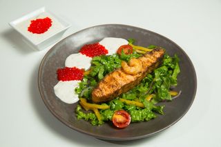 Стейк из сёмги под икорным соусом (400г)