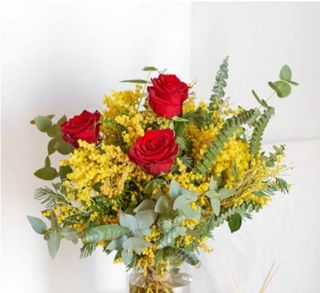 Bouquet di rose rosse e mimose