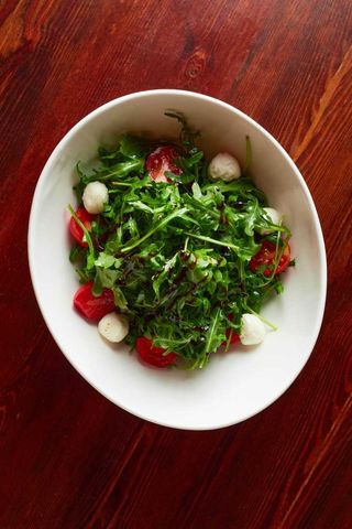 Беби моцарелла с рукколой