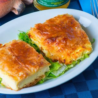 Tiropita Il cuore filante di formaggi misti