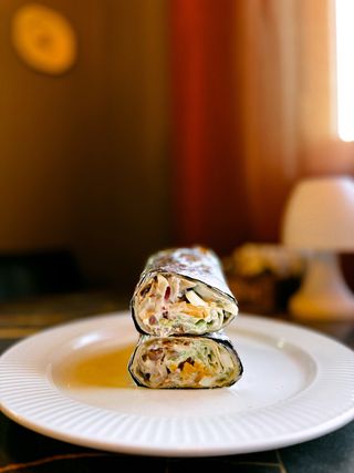 Tortilla sa piletinom, povrćem i jajetom u sosu od pečuraka