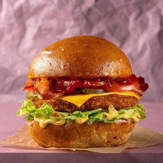 Бургер з курячою котлетою та перцем конфі