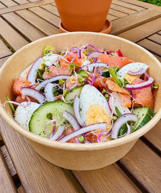 Sałatka z wędzonym łososiem (250g)