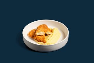 Куриный шницель в хрустящей панировке с картофельным пюре