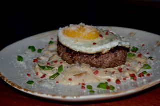 Біфштекс з грибним соусом