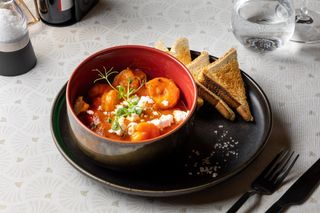 Creveți in sos de unt si vin