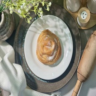 Булочка плюшка с сахаром