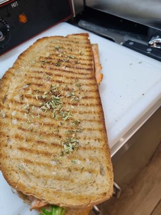 Tosta de Salmão Fumado e Queijo Gouda