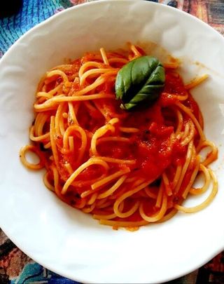 Spaghetti con pomodoro e basilico