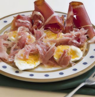 Huevos Rotos Con Jamón Y Cebolla Caramelizada