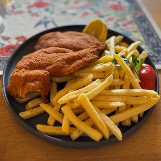 Snitel din piept de pui cu cartofi pai