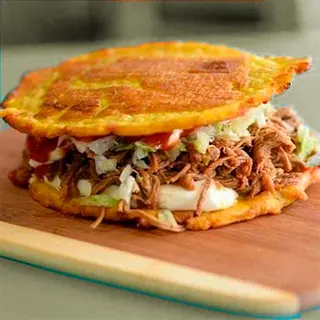 Patacón con carne de res