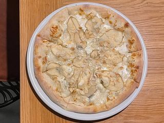 Піца сирна з грушею