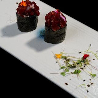 nigiri  tartar de atún picante (2 pzas.)