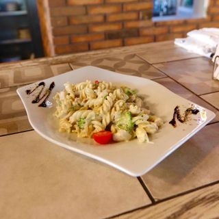 Fusli sa piletinom i brokolijem