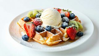 Waffle con frutta e gelato