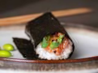 Handroll spicy salmon
