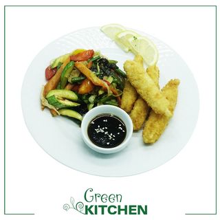 Filets de poulet frits et légumes sautés 