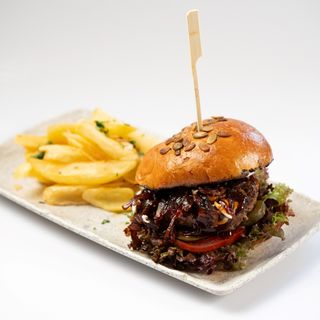 Burger cu ceapa caramelizata