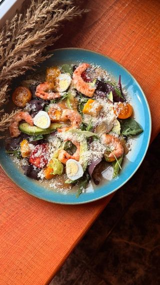 Салат з креветкою та авокадо