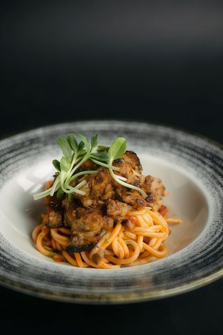 Спагеті зі смаженим телячим мозком та гострим соусом (330г)