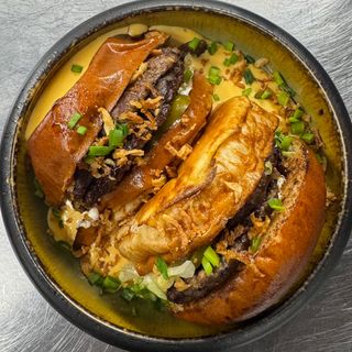 Nowość Burger w sosie serowym 