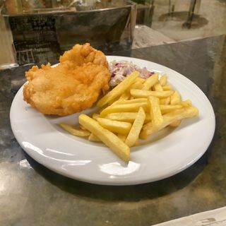 Snitel de pui pane cu cartofi prăjiți și salata de varza