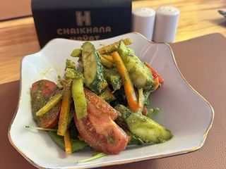 SALATA DE LEGUME CU SOS PESTO