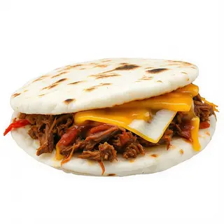 Arepa de carne mechada con queso amarillo