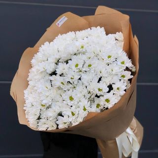 25 білих хризантем ромашка в упакуванні  крафт  №52