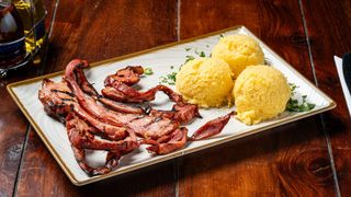 Pastrama de oaie la gratar cu cartofi prajiti