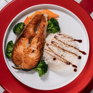 Riso bianco con salmone scottato