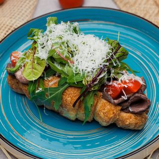 Круасан з ростбіфом та печерним перцем