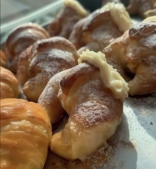 Medialuna Con Crema (1 Ud.)