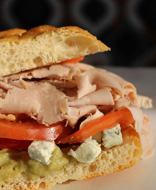 N.6 Porchetta, gorgonzola, crema di carciofi e pomodoro fresco