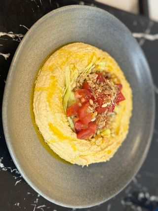 Hummus de casa, focaccia si mix de seminte