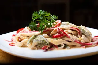 Теплый салат с курицей (200г)
