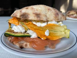 Puccia con salmone, fiori di zucca e stracciatella