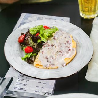 Омлет под кремовым соусом из копченой говядины