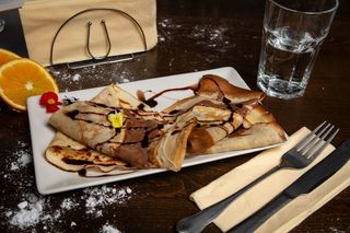 Clatite cu finetti si frisca